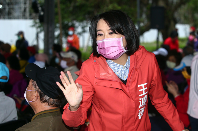 国民党台北市第3选区立委补选候选人王鸿薇，质疑民进党候选人吴怡农背后有黑道势力，没想到办公室助理6日晚间竟接到恐吓电话，对方声称「再说黑道就要开枪」，而王鸿薇也已亲自到信义分局报案。（资料照／赵双杰摄）