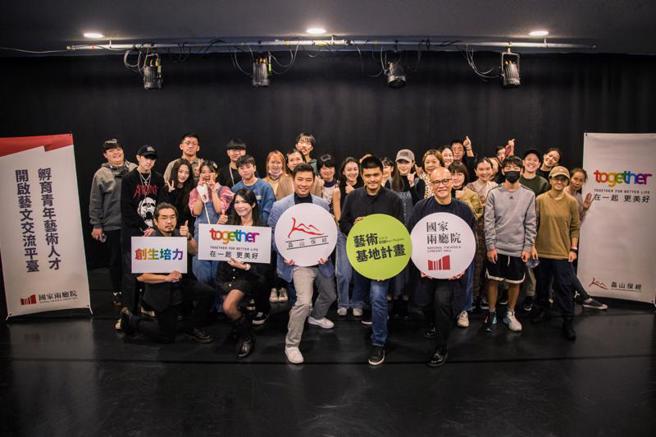 两厅院艺术基地计画举办「汪兆谦与阮剧团，行进中的剧场旅程」讲座，由驻馆艺术家汪兆谦（前排右2）分享创作与剧团经营的心路歷程，也鼓励喜欢戏剧的高中生勇敢追梦。（图/ 中央社）
