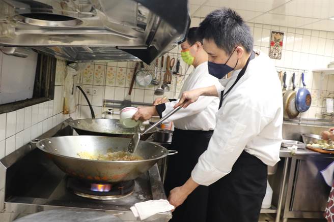 陳佳瑋（右1）和張騰峰（右2）兩位主廚專程到汐止原住民家庭關懷協會為長者料理。（新北市社會局提供）