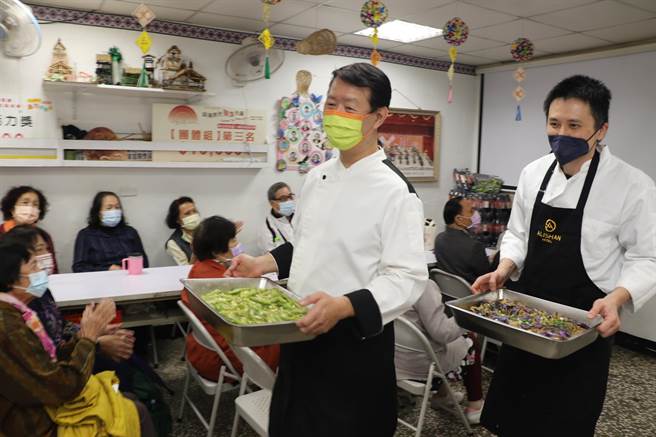 陳佳瑋（右1）和張騰峰（右2）兩位主廚專程到汐止原住民家庭關懷協會為長者料理。（新北市社會局提供）