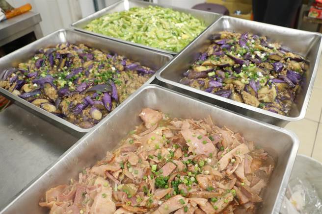 兩位主廚運用惜食食材里肌肉片、茄子、苦瓜等炒成一道道佳餚。（新北市社會局提供）
