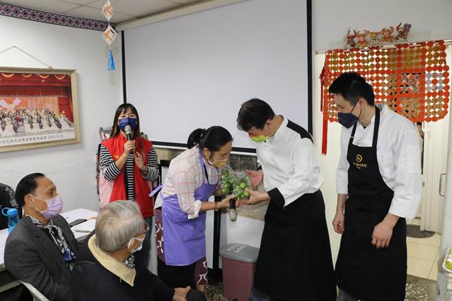 新北市原住民家庭關懷協會理事長黃秀英特別贈送兩位主廚阿美族的苦茄 。（新北市社會提供）