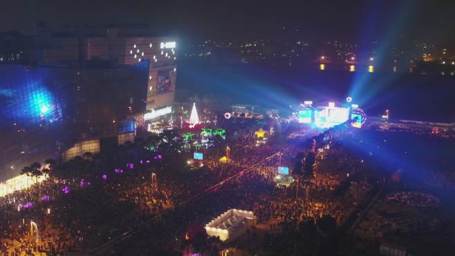 高市府5日正式宣布2023高雄跨年《亚湾未来市演唱会》睽违3年重磅回归梦时代举办，且将打造台湾跨年史上首座「双面舞台」、施放180秒「亚湾跨年花火」，也邀请人气乐团「告五人」担任开场嘉宾。（高市府新闻局提供／洪浩轩高雄传真）