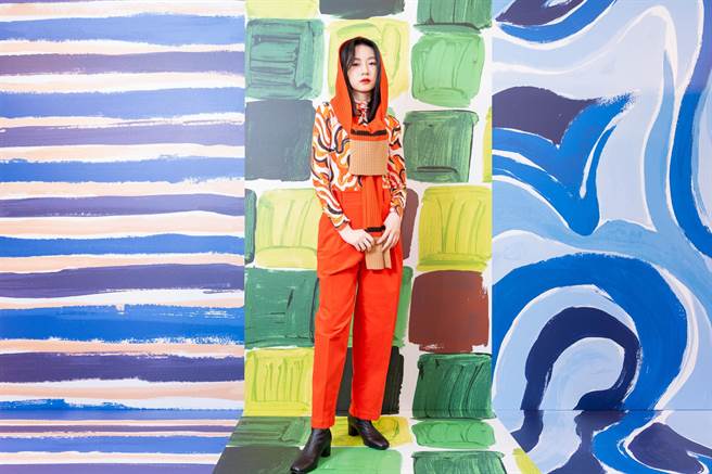 UNIQLO X MARNI HEATTECH印花高领T恤呈现鲜亮活泼感，790元；针织围巾则标榜可以当披肩也能作帽子保暖，990元。（UNIQLO提供）