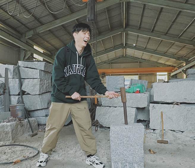 柯朋宇體驗切石。（光與澈音樂提供）