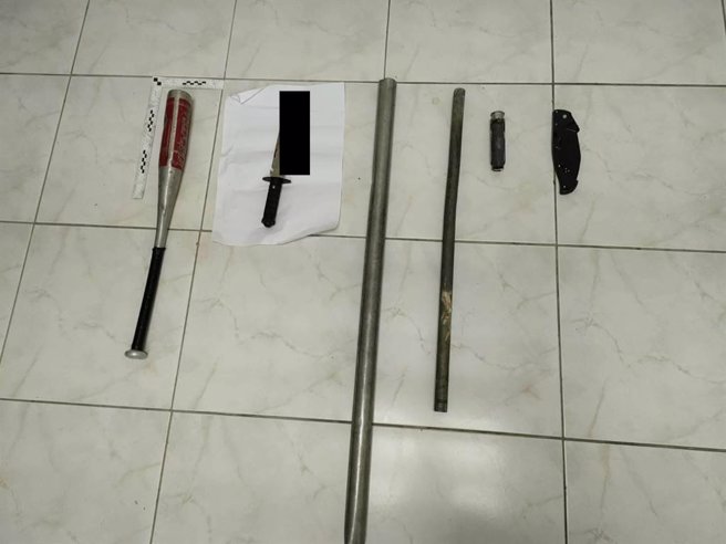 警方查扣的刀械、棍棒等物證。（警方提供）