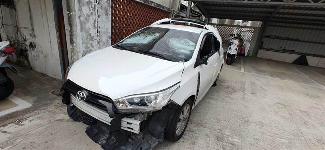 鬥毆過程當中有車輛受到毀損。（警方提供）
