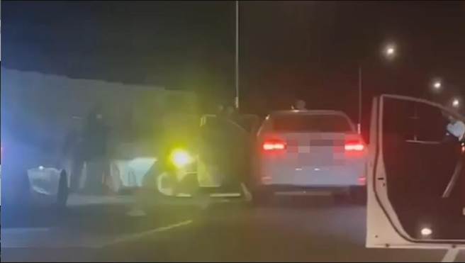 雙方人馬集結在馬路上鬥毆。（警方提供）