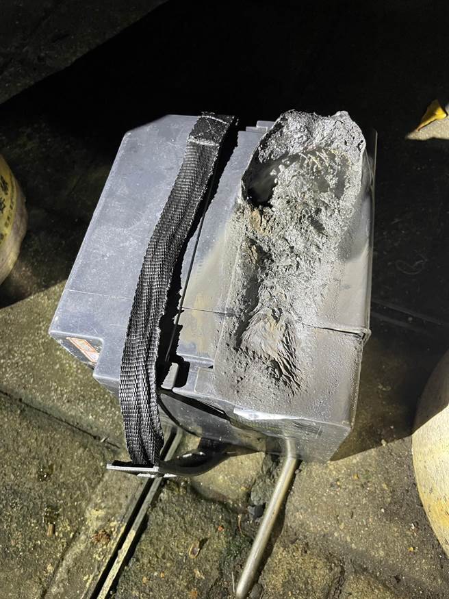 突然起火的锂电池。(黄敬文翻摄)