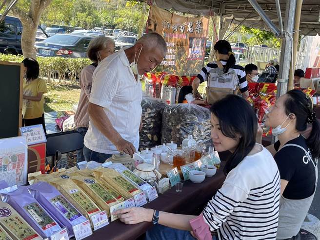 遊客不用到茶山，在日月潭就能品嚐翔鷹、國芳等各家茶農的紅茶並採購。（楊靜茹攝）