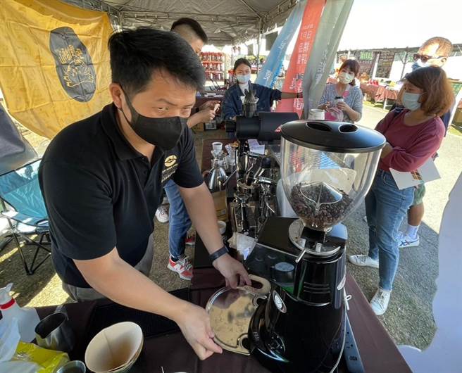 日月潭知名的日月星舞咖啡莊園攤位，造訪遊客絡繹不絕。（楊靜茹攝）