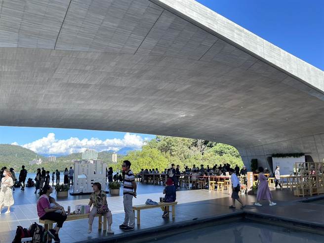 魚池鄉公所打造「最美的快閃書店-向山飲食書坊」，總是吸引遊客駐足。（楊靜茹攝）