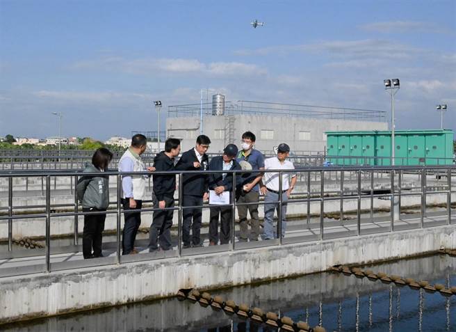 高雄市长陈其迈（中）5日下午到大树区大泉净水场视察。（林瑞益摄）