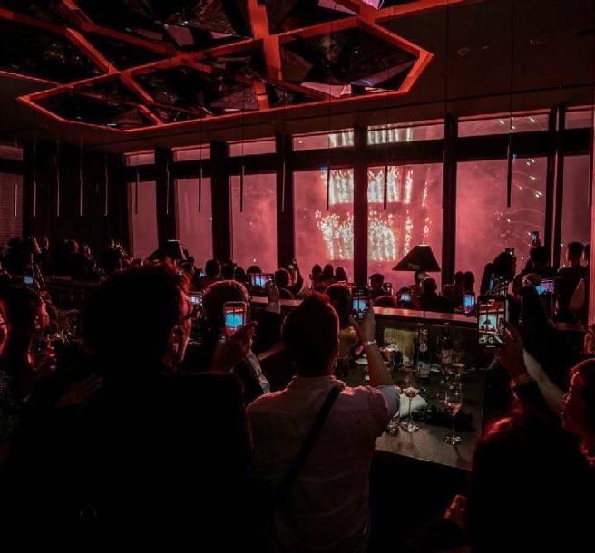 微风南山SAFFRON 46，靠窗区4人每桌3万6000元起。（微风提供）