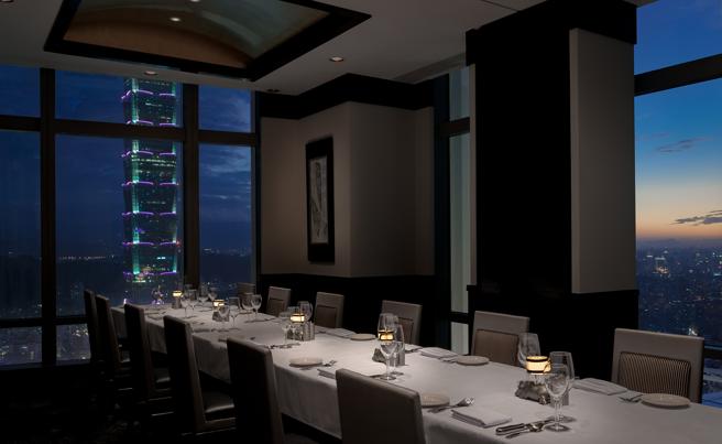 微风信义MORTON’S莫尔顿牛排馆，跨年菜单每人8000元起。（微风提供）