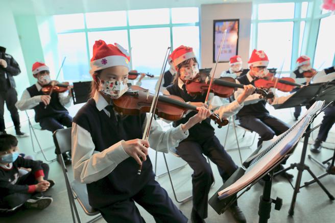 台北101 89F举办「跃上云端耶诞新年弦乐会」，邀请学校弦乐团演出。（台北101提供）