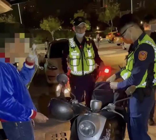 高雄55岁叶男酒后骑车返家，为了躲避路检，骑进一旁巷弄中，仍被巷中的员警发现，讯后依公共危险罪送办。（翻摄照片／崔正纲高雄传真）
