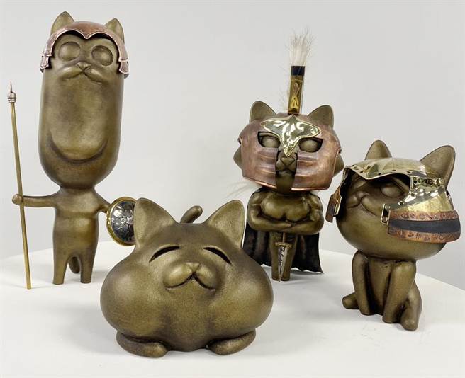 高科大举办青艺奖4年来，一共为学校典藏增加了80几件作品，今年首次把奖项留在自己校内，雕塑艺术奖由今年6月刚毕业的工设系学生何东蔚拿下，但因入伍服役不克亲自受奖。图为雕塑艺术奖获奖作品《唬甲虎威》，每只猫咪代表着实践梦想的不同要素，犹如成为老虎一样的猎食者。（高科大提供／林瑞益高雄传真）