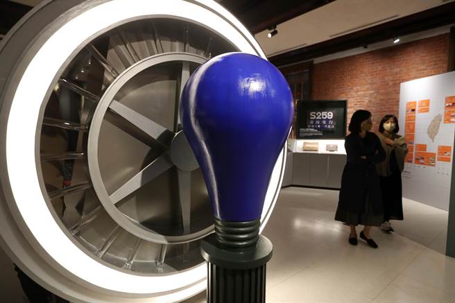 民眾參觀「島．電生活－臺灣電力的時代樣貌」特展。（劉宗龍攝）