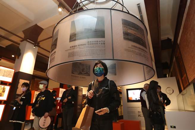 民眾參觀「島．電生活－臺灣電力的時代樣貌」特展。（劉宗龍攝）