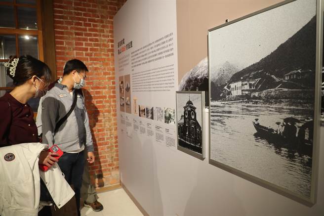 民眾參觀「島．電生活－臺灣電力的時代樣貌」特展，透過歷史照片，了解龜山電廠設置的始末。（劉宗龍攝）