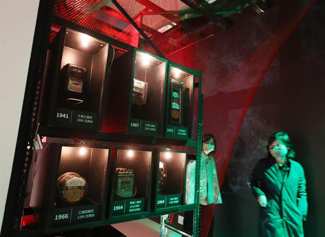 「島．電生活－臺灣電力的時代樣貌」特展中，由范賀碩與Blaine Whiteley兩位藝術家合作，運用具代表性的14顆電表，結合數位聲光特效打造互動裝置「島電風景」。（劉宗龍攝）