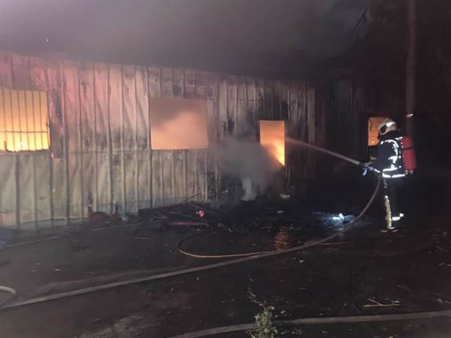 台中太平區長龍路一處鐵皮宮廟5日晚間驚傳火警，火勢燃燒兩個多小時才撲滅。（民眾提供／馮惠宜台中傳真）