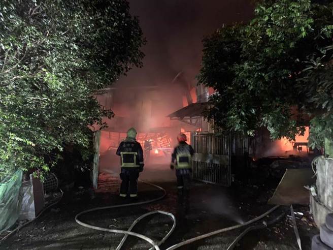 台中太平區長龍路一處鐵皮宮廟5日晚間驚傳火警，火勢燃燒兩個多小時才撲滅。（民眾提供／馮惠宜台中傳真）
