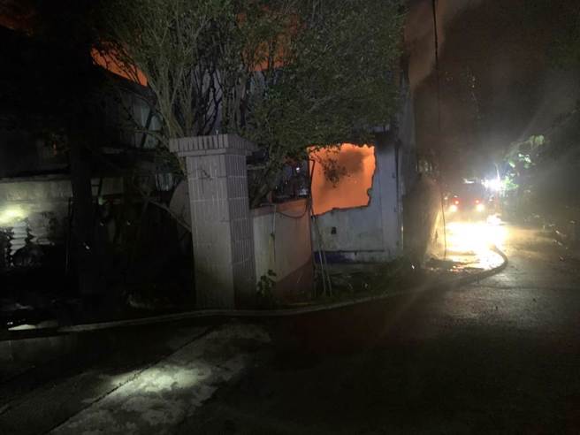 台中太平區長龍路一處鐵皮宮廟5日晚間驚傳火警，火勢燃燒兩個多小時才撲滅。（民眾提供／馮惠宜台中傳真）