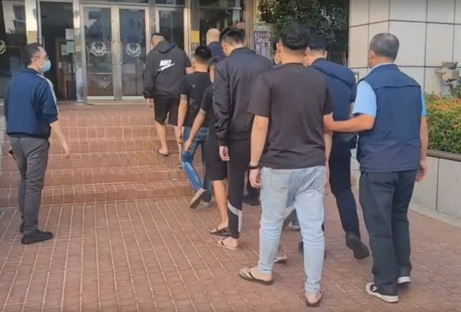 高雄凌晨行车纠纷酿「7车砸1车」，警火速逮5车7人将建请羁押。(戴志扬翻摄)
