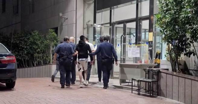 高雄警方第一时间就将顏男、赖男逮捕到案。（翻摄照片／崔正纲高雄传真）