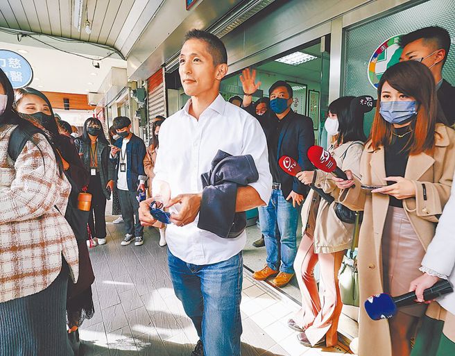 投入立委补选的吴怡农(中)近日被紧咬台北市党部主委任内的黑道人头党员争议。（中时资料照／郭吉铨摄）