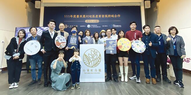 农委会水保局臺东分局分局长柯灿堂、课长黄秀惠及中卫中心副总袁威五、南区服务处处长张鸿斌，与臺东特色产业业者代表合影。图╱陈宗庆