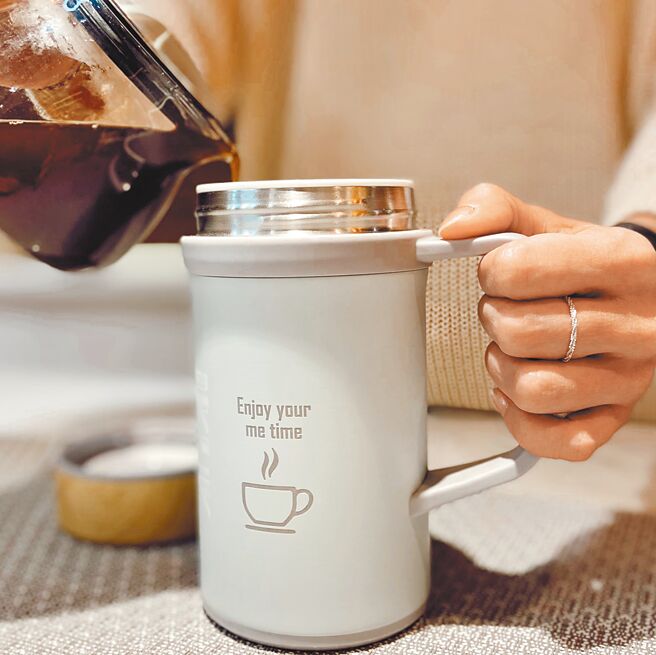 寒流来袭，选用保温杯装热饮可先考虑材质。图／业者提供