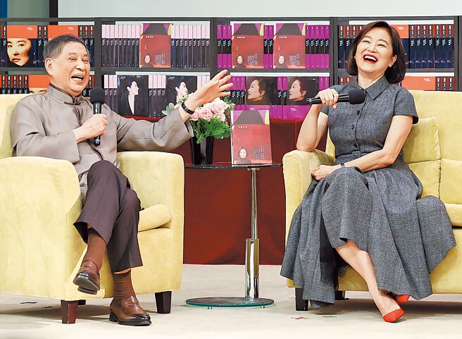 林青霞（右）、白先勇（左）开心出席《青霞小品》新书发表暨对谈。（陈俊吉摄）