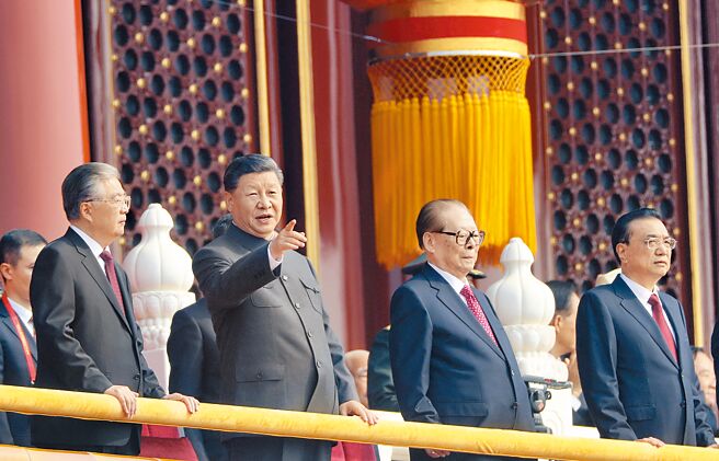 军情局对大陆歷任国家主席的健康、生活起居，都有长期的关注与研究。图为2019年10月1日大陆国家主席习近平（右三）与已故前国家主席江泽民（右二）、前国家主席胡锦涛（右四）、总理李克强（右一）出席国庆活动。（美联社）