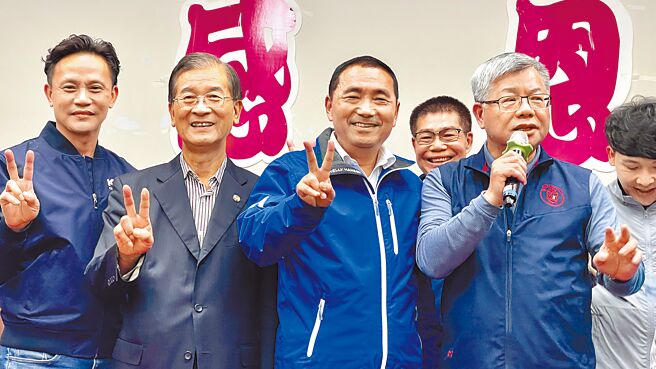 前台北县副县长蔡家福（前排右一）4日在新北市长侯友宜的新庄感恩茶会上，公开表态力挺侯友宜（前排右二）问鼎2024总统大位。（吕健豪摄）