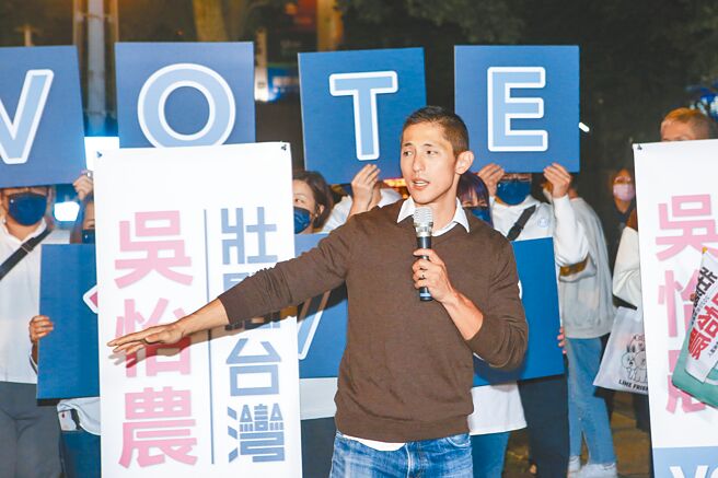 民進黨徵召角逐台北市立委補選的吳怡農深陷黑道黨員風暴，他4日晚間於劍南路站口舉行街講。（鄧博仁攝）