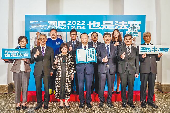 司法院4日於國定古蹟司法博物館舉辦「我是國民，也是法官─國民法官制度特展」，司法院長許宗力（前排中）南下主持開展儀式，邀民眾觀展，體驗國民法官如何審案。（司法院提供）