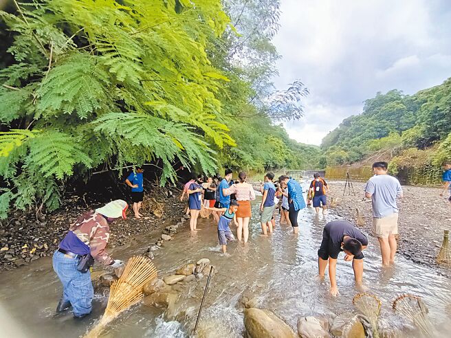 民眾体验日光小林居民的渔猎文化。（日光小林社区发展协会提供／林雅惠传真）