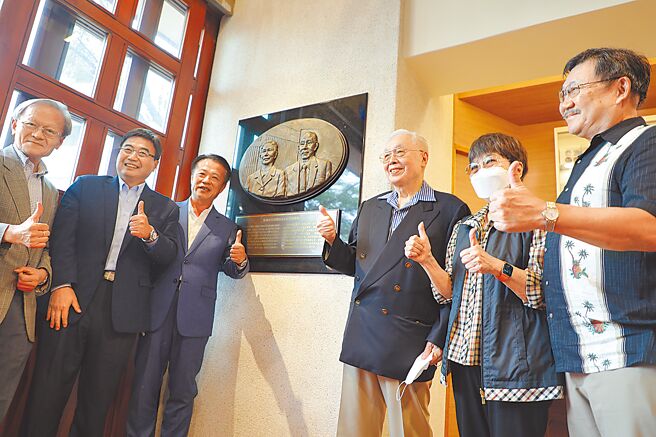 新港文教基金会聘请雕塑大师蒲浩明创作阮位与郑秀夫妻纪念浮雕，并举办纪念浮雕揭幕。（吕妍庭摄）