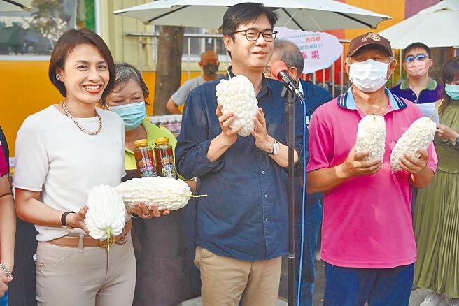 高雄市长陈其迈（中）表示，目前高雄市水情正常，在高雄多元配套开发的水资源里，水源有再生水、伏流水、地下水，大概有70万吨左右的水资源开发等待枯水时使用，同时也会凿8口井为旱象预作准备。（林雅惠摄）
