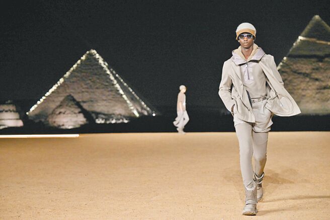 阳光在沙漠中退去后带来的砂灰色成为本季的主色调之一。（CFP）