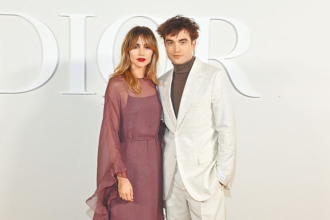 新任蝙蝠侠罗伯派汀森（右）与女友苏琪沃特豪斯共同现身Dior 2023秋季男装秀。（CFP）