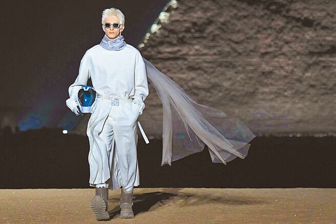 Dior飘逸流畅的男装线条颇有看头，似外星人头盔的防风镜设计很难让人不跟古埃及高度文明产生联想。（CFP）