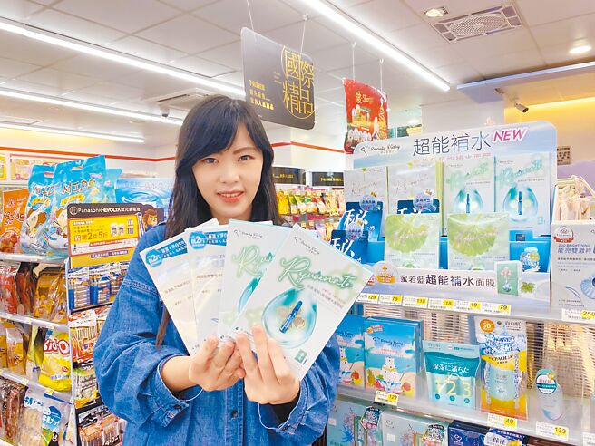 7-11助消費者脫罩後保持光彩容貌，祭出美麗日記指定面膜任選買2送1等優惠。（7-11提供）