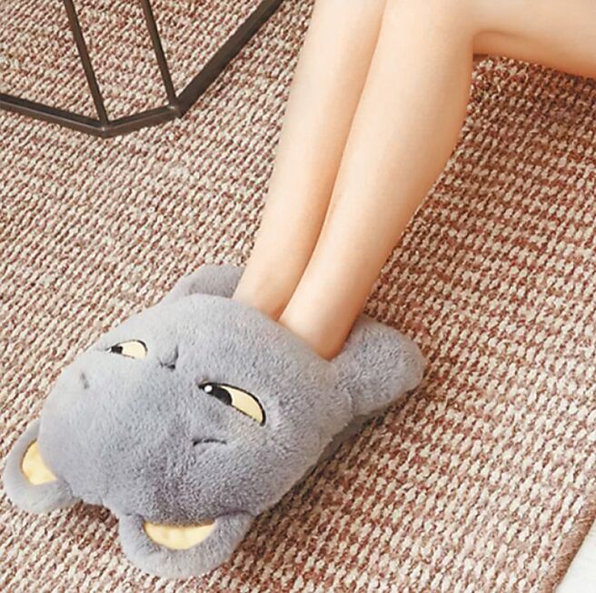 乐天市场上无名小物的USB加热暖脚器，原价599元，特价449元。（乐天市场提供）