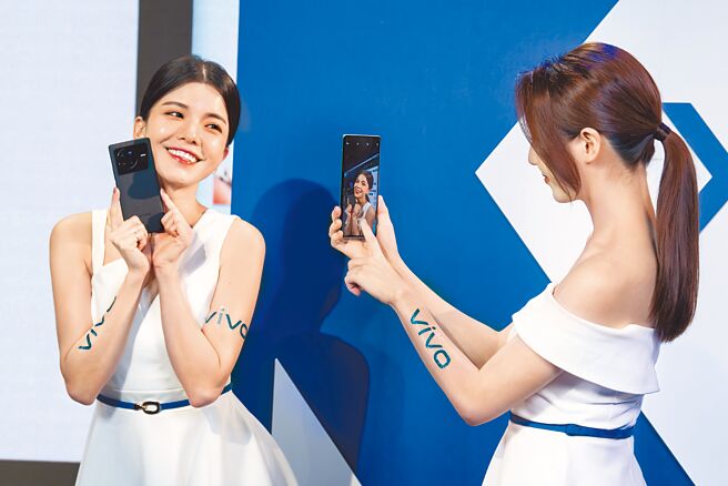 vivo X80蔡司全能旗艦機，搭載全台首款聯發科技天璣9000與vivo獨家訂製V1+專業影像晶片，在影像、遊戲、錄影等多方面都能實現專業級視覺效果。（vivo提供）