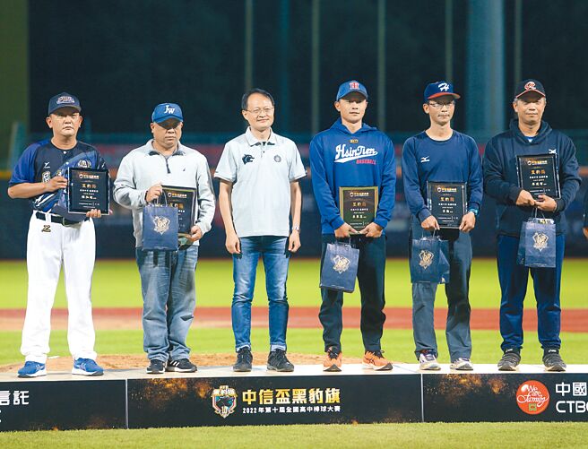 体育署学校组组长蔡忠益（左三）颁发连续10年参加黑豹旗的「黑豹奖」给6位教练。（陈怡诚摄）