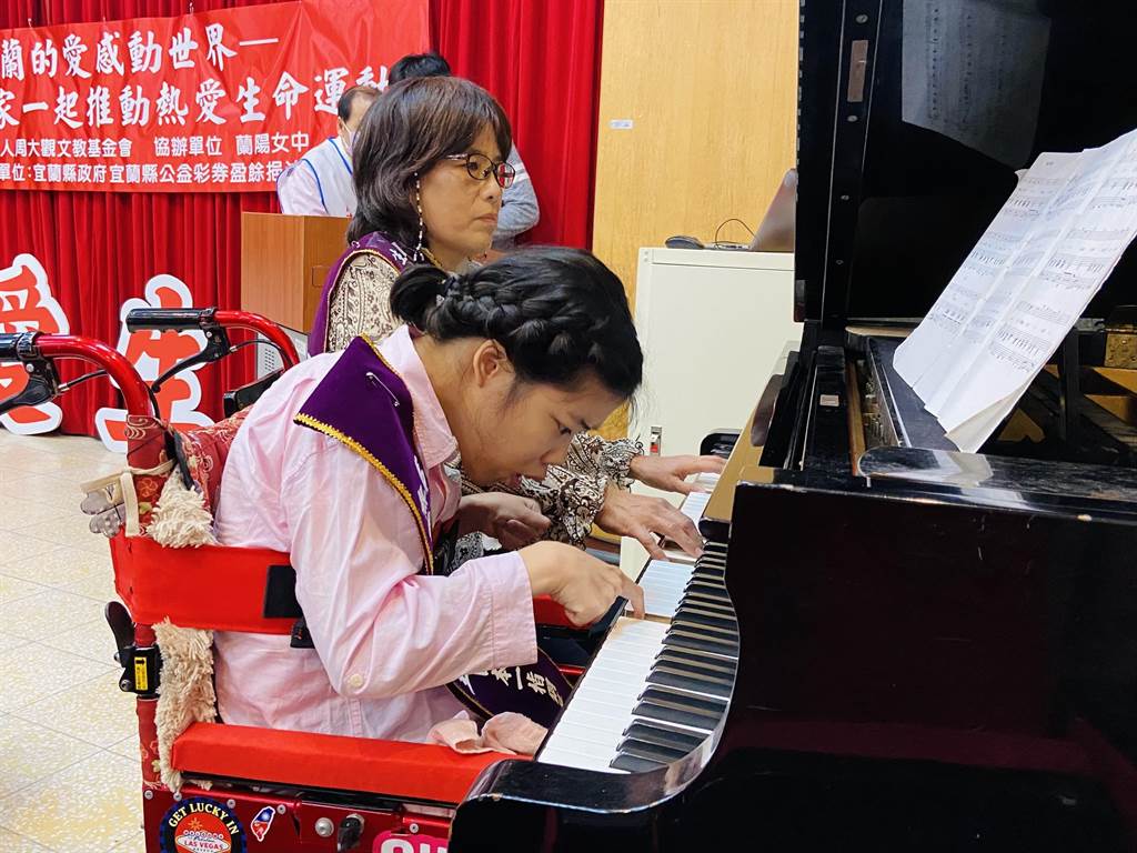活動開場由日本一指鋼琴天使岩崎花奈繪與媽媽彈奏生命樂章。（吳佩蓉攝）